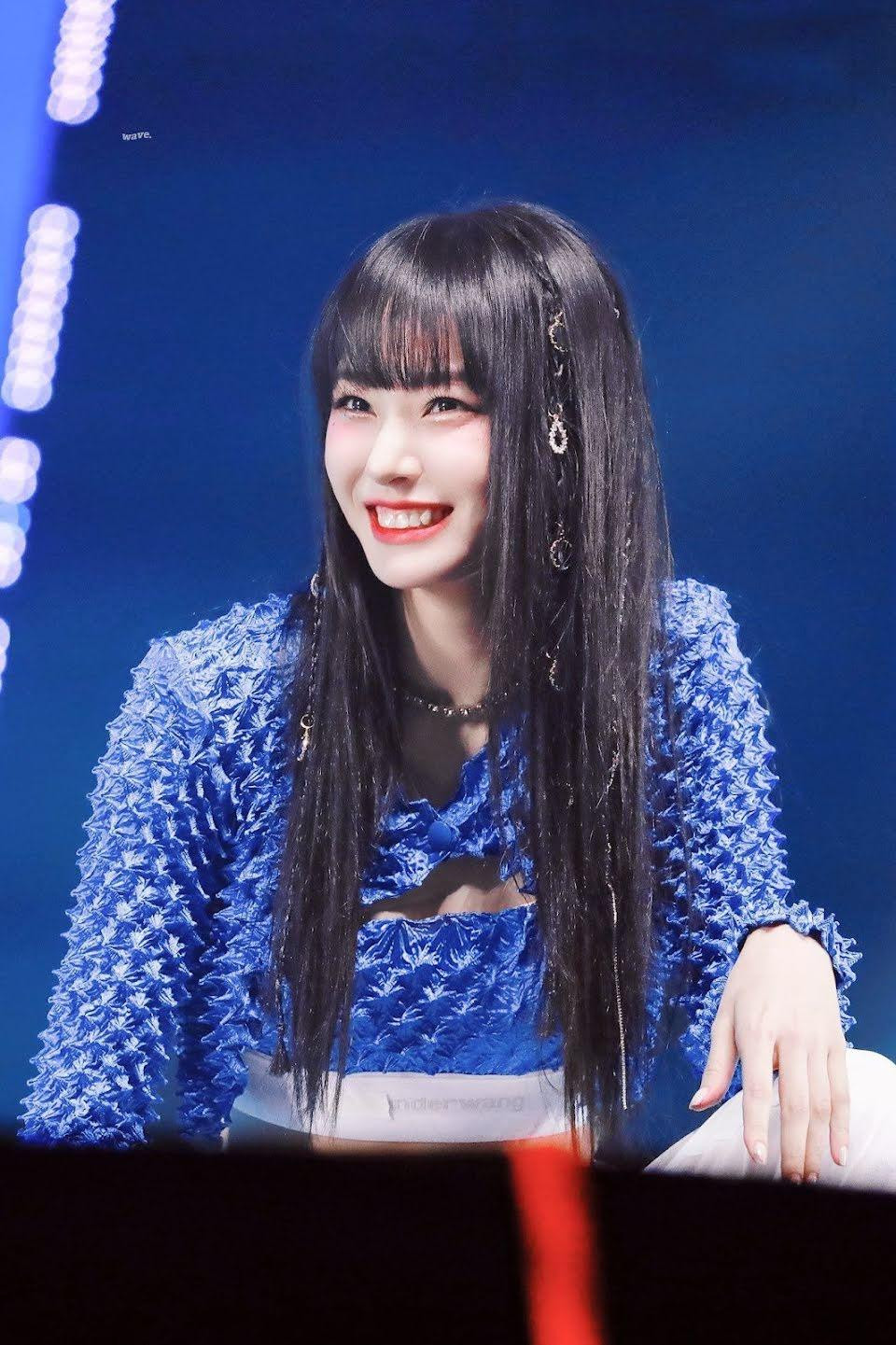 Nữ dancer No:ze tươi tắn, cá tính trong phiên bản xanh dương.