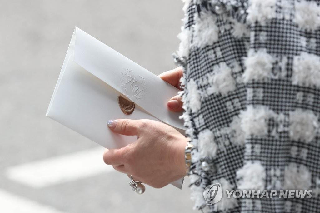 Các khách mời tham dự lễ cưới của cặp đôi đều phải có thiệp mời, cùng tên và số xe được kiểm tra theo đúng danh sách đã đăng ký từ trước mới có thể vào bên trong. Các khách mời tham dự lễ cưới của cặp đôi đều phải có thiệp mời, cùng tên và số xe được kiểm tra theo đúng danh sách đã đăng ký từ trước mới có thể vào bên trong.