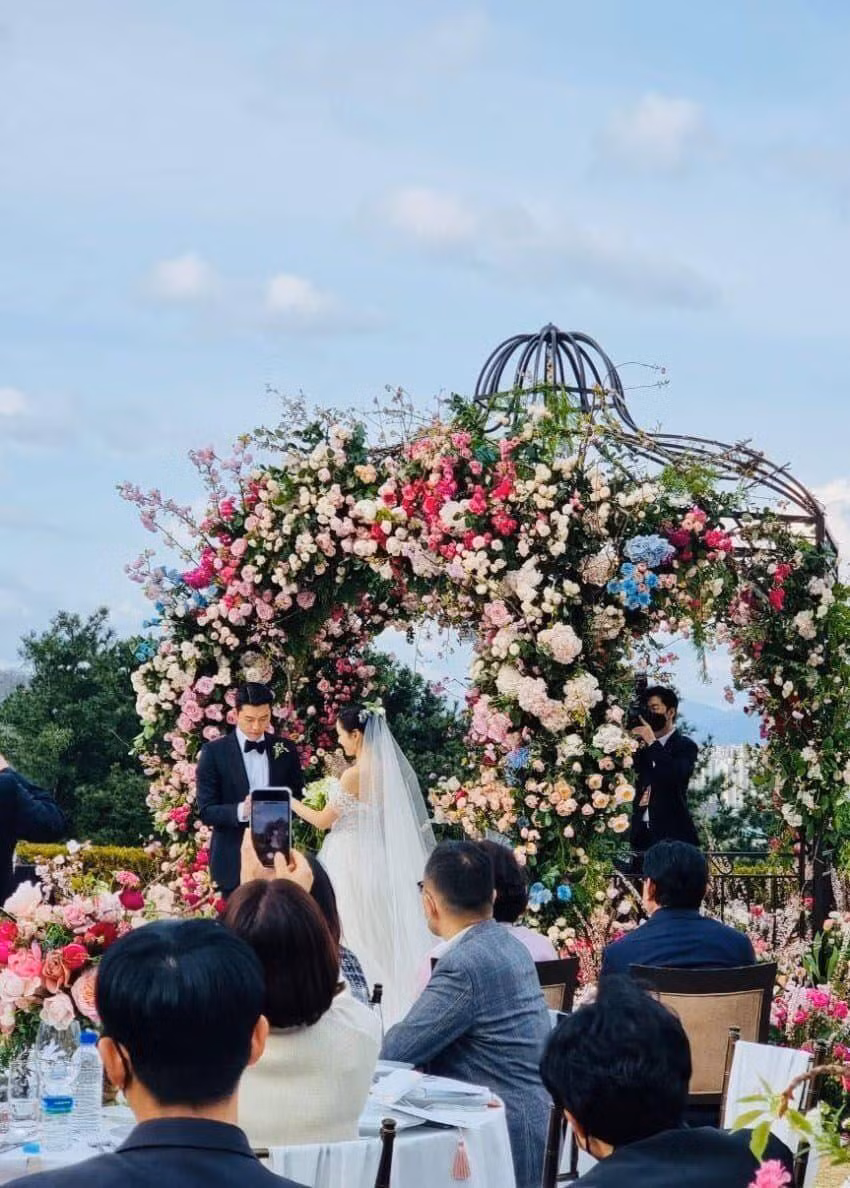 Cô dâu Son Ye Jin xinh đẹp hơn bao giờ hết, mỉm cười đón lấy chiếc nhẫn từ tay chú rể Hyun Bin.