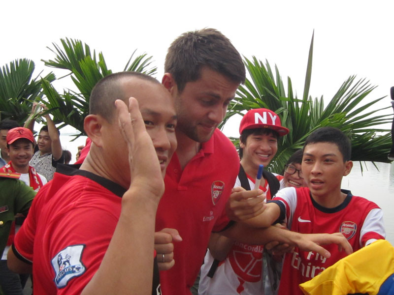 Một fan hâm mộ tranh thủ chụp ảnh với thần tượng của mình. Một fan hâm mộ tranh thủ chụp ảnh với thần tượng của mình