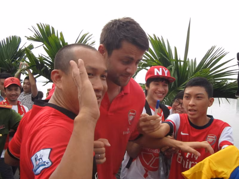 Một fan hâm mộ tranh thủ chụp ảnh với thần tượng của mình. Một fan hâm mộ tranh thủ chụp ảnh với thần tượng của mình