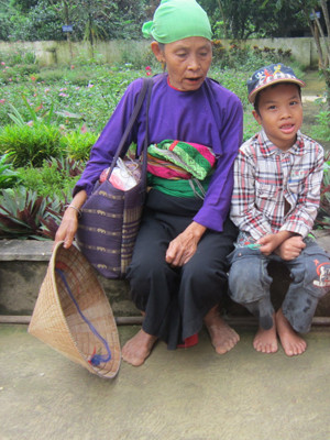 Bà Mu cùng cháu Huy. Ảnh: Hoàng Lam