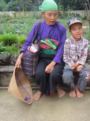 Bà Mu cùng cháu Huy. Ảnh: Hoàng Lam