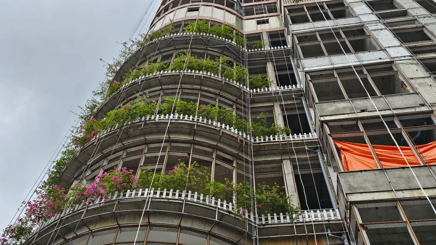 Tại ban công các tầng thấp của dự án chủ đầu tư cho trồng hoa giấy tạo cảnh quan.