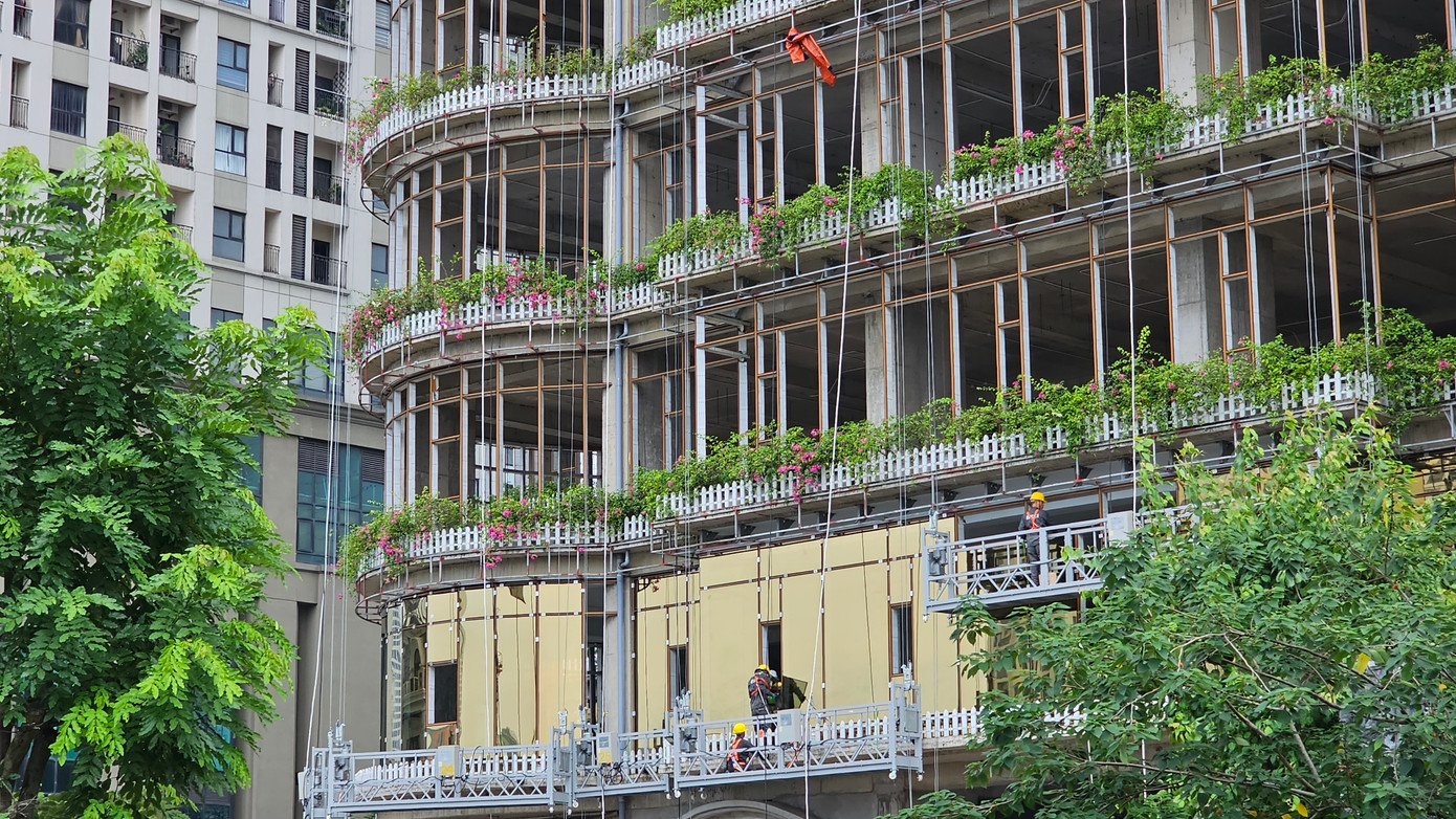 Theo ghi nhận của PV, hiện dự án QMS Top Tower có một số công nhân thi công trở lại, hoàn thiện lắp kính các căn hộ.