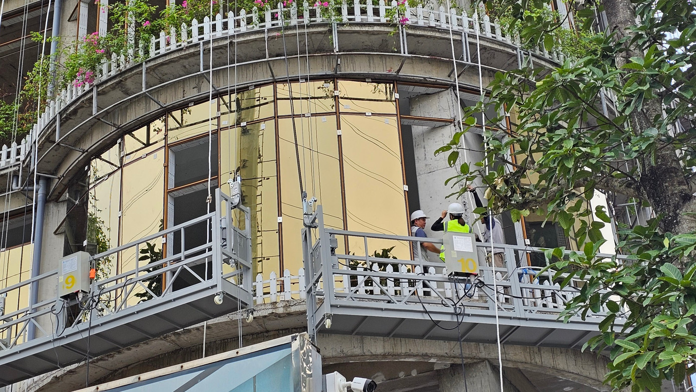 Theo ghi nhận của PV, hiện dự án QMS Top Tower có một số công nhân thi công trở lại, hoàn thiện lắp kính các căn hộ.