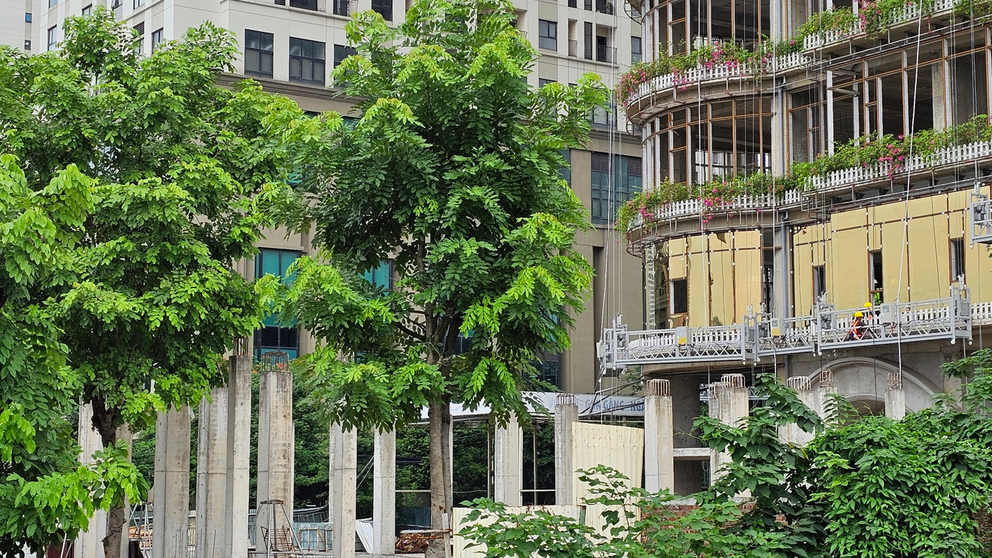 Nhiều hạng mục của dự án QMS Top Tower vẫn còn ngổn ngang.