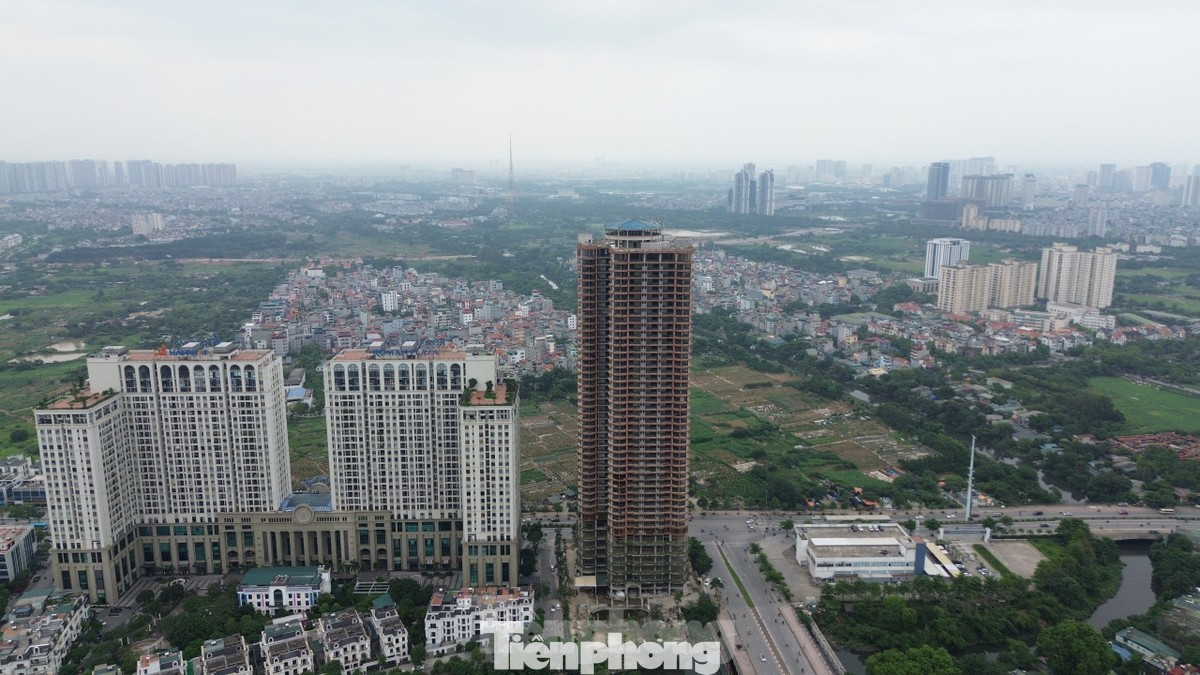 Dự án tòa nhà hỗn hợp dịch vụ thương mại và nhà ở (tên thương mại QMS Top Tower) tại ngã 3 đường Tố Hữu giao Vũ Trọng Khánh (quận Hà Đông, Hà Nội) do Công ty Cổ phần Trường học Quang Minh làm chủ đầu tư.