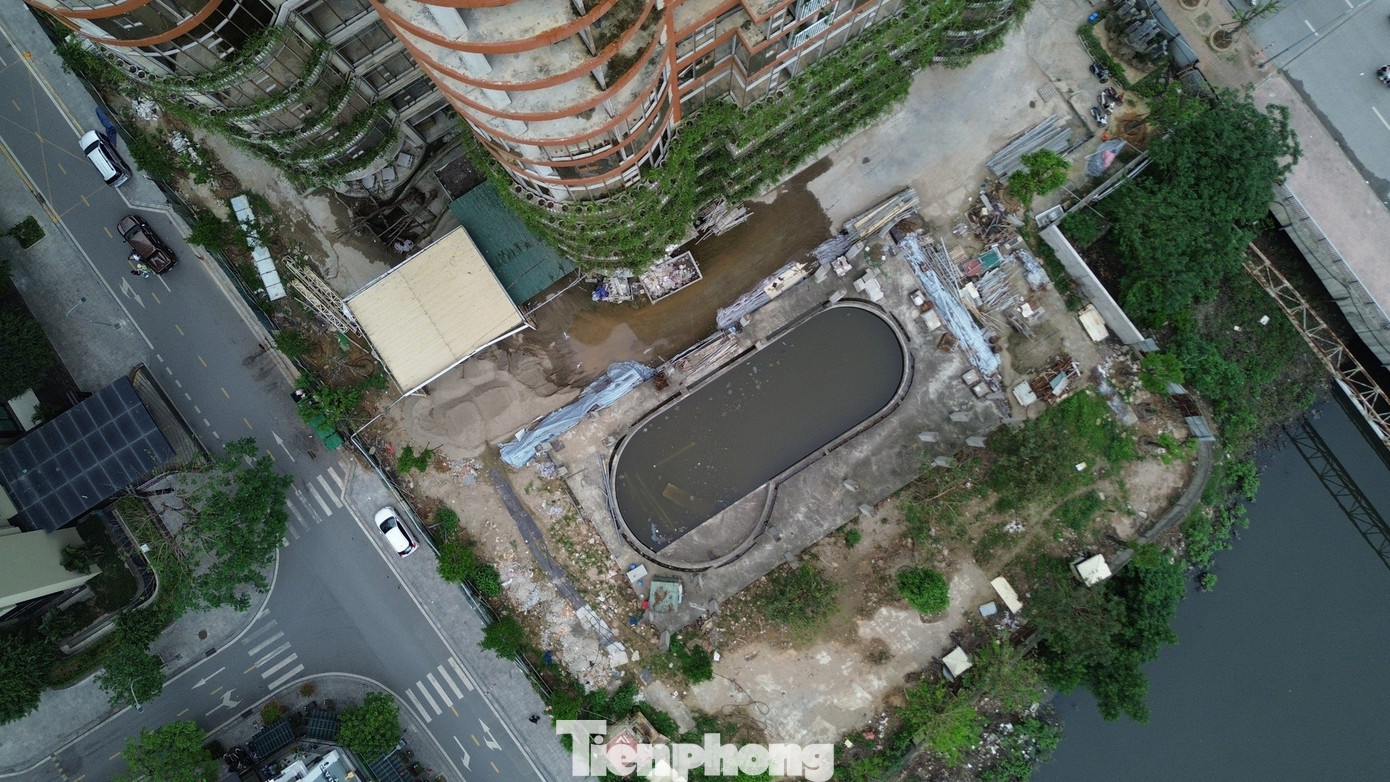 Nhiều hạng mục của dự án QMS Top Tower vẫn còn ngổn ngang.