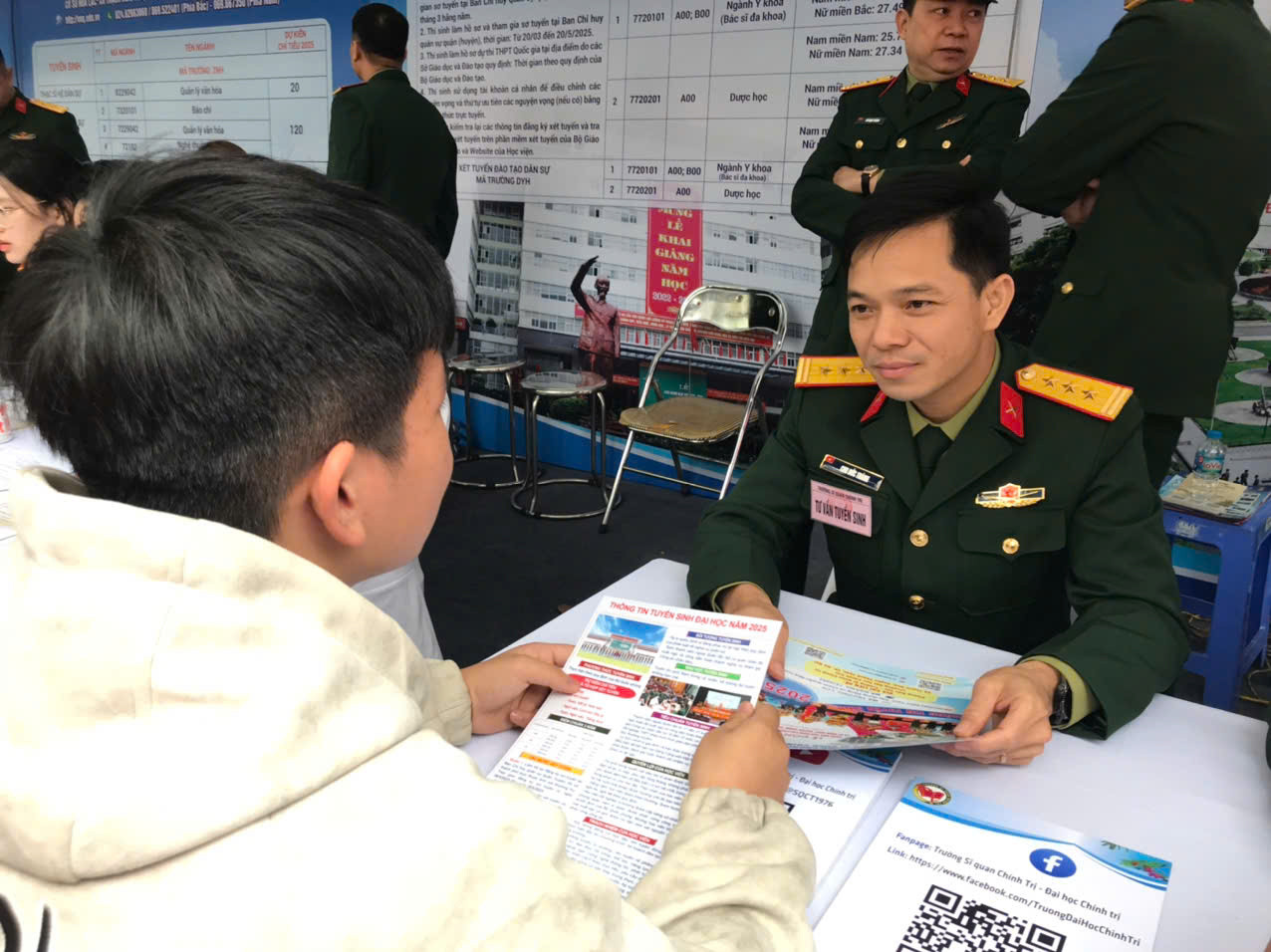 Trao đổi với những thí sinh quan tâm tới khối trường quân đội. Ảnh: Đỗ Hợp Trao đổi với những thí sinh quan tâm tới khối trường quân đội. Ảnh: Đỗ Hợp