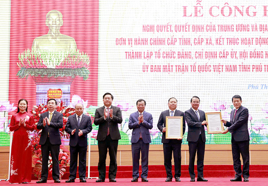 Đại tướng Lương Tam Quang trao quyết định thành lập Đảng bộ tỉnh Phú Thọ mới.