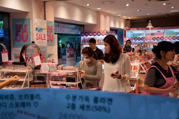 Sau khi phẫu thuật, họ tìm mua mỹ phẩm để hỗ trợ cho việc sửa sắc đẹp được hoàn hảo nhất