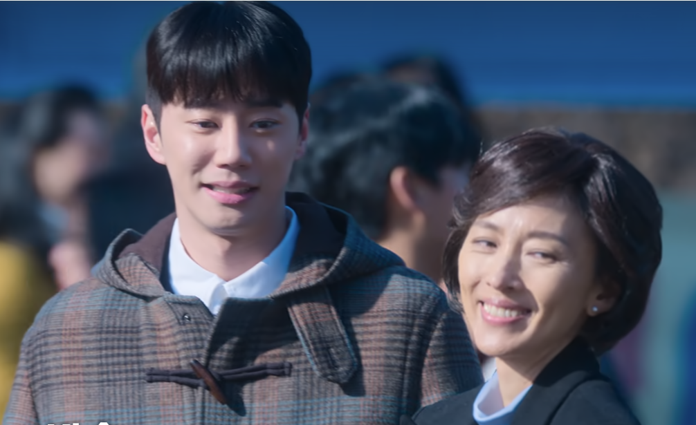 Mẹ của Park Yeong Beom xuất hiện lần đầu trong tập 6.