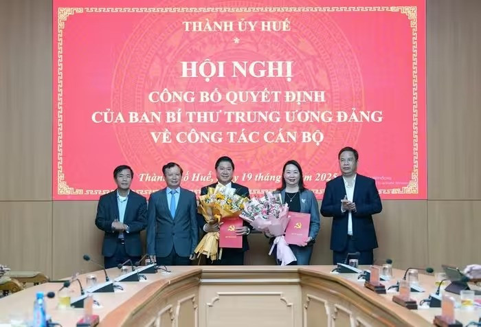Lãnh đạo thành phố trao quyết định của Ban Bí thư Trung ương Đảng về công tác cán bộ.