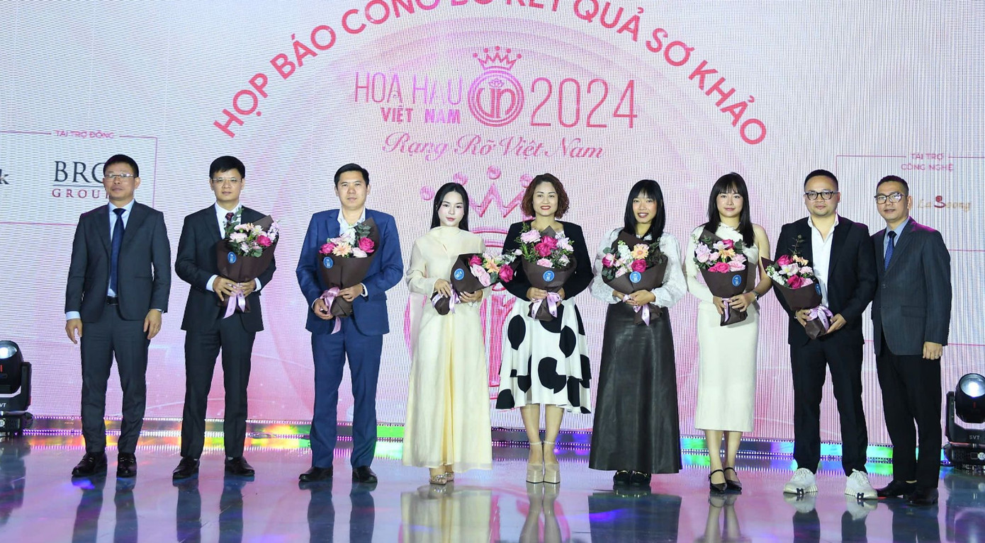 Ban tổ chức cuộc thi trao hoa cho đại diện các nhà tài trợ. Ban tổ chức cuộc thi trao hoa cho đại diện các nhà tài trợ.