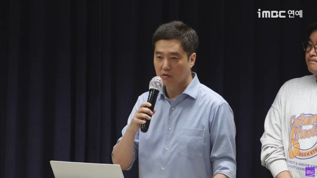 Nhà báo kiêm YouTuber Kim Se Ui và luật sư Bu Ji Seok chủ trì họp báo ngày 27/3. Ảnh: Yonhap/iMBC. Nhà báo kiêm YouTuber Kim Se Ui và luật sư Bu Ji Seok chủ trì họp báo ngày 27/3. Ảnh: Yonhap/iMBC.