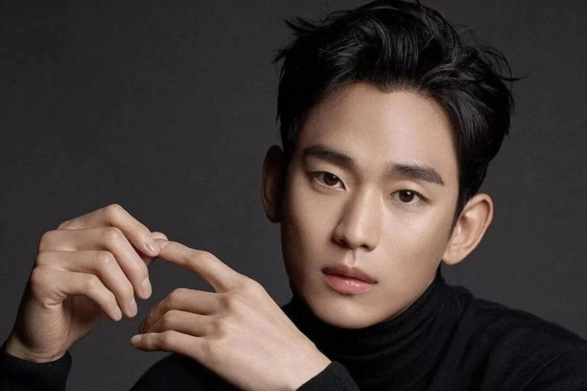 Kim Soo Hyun có nguy cơ mất trắng sự nghiệp do bê bối tình ái với Kim Sae Ron. Kim Soo Hyun có nguy cơ mất trắng sự nghiệp do bê bối tình ái với Kim Sae Ron.