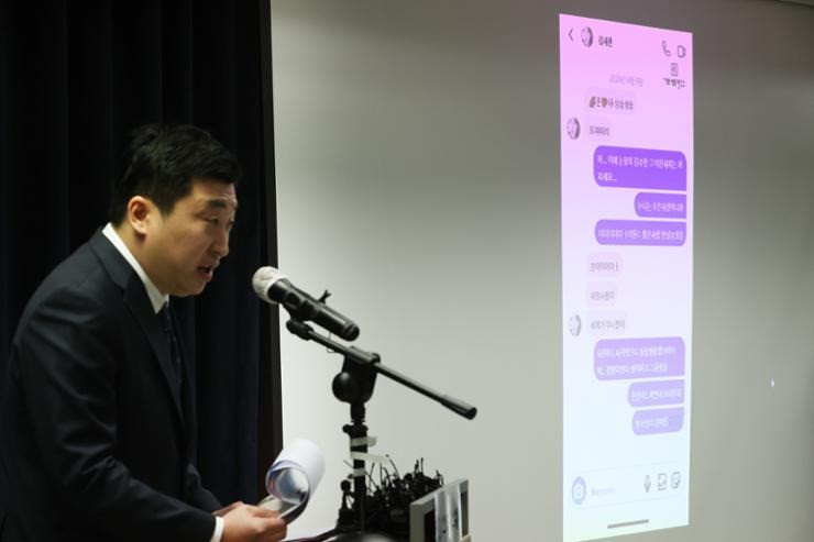 Nhà báo kiêm YouTuber Kim Se Ui và luật sư Bu Ji Seok chủ trì họp báo ngày 27/3. Ảnh: Yonhap/iMBC. Nhà báo kiêm YouTuber Kim Se Ui và luật sư Bu Ji Seok chủ trì họp báo ngày 27/3. Ảnh: Yonhap/iMBC.