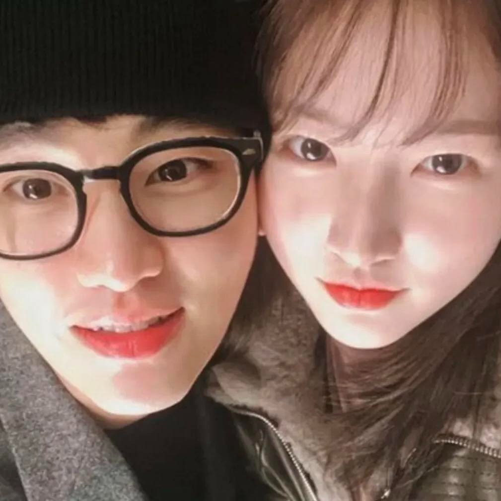 Kim Soo Hyun bị cáo buộc là một trong những nguyên nhân chính đẩy Kim Sae Ron đến kết cục tự tử. Kim Soo Hyun bị cáo buộc là một trong những nguyên nhân chính đẩy Kim Sae Ron đến kết cục tự tử.