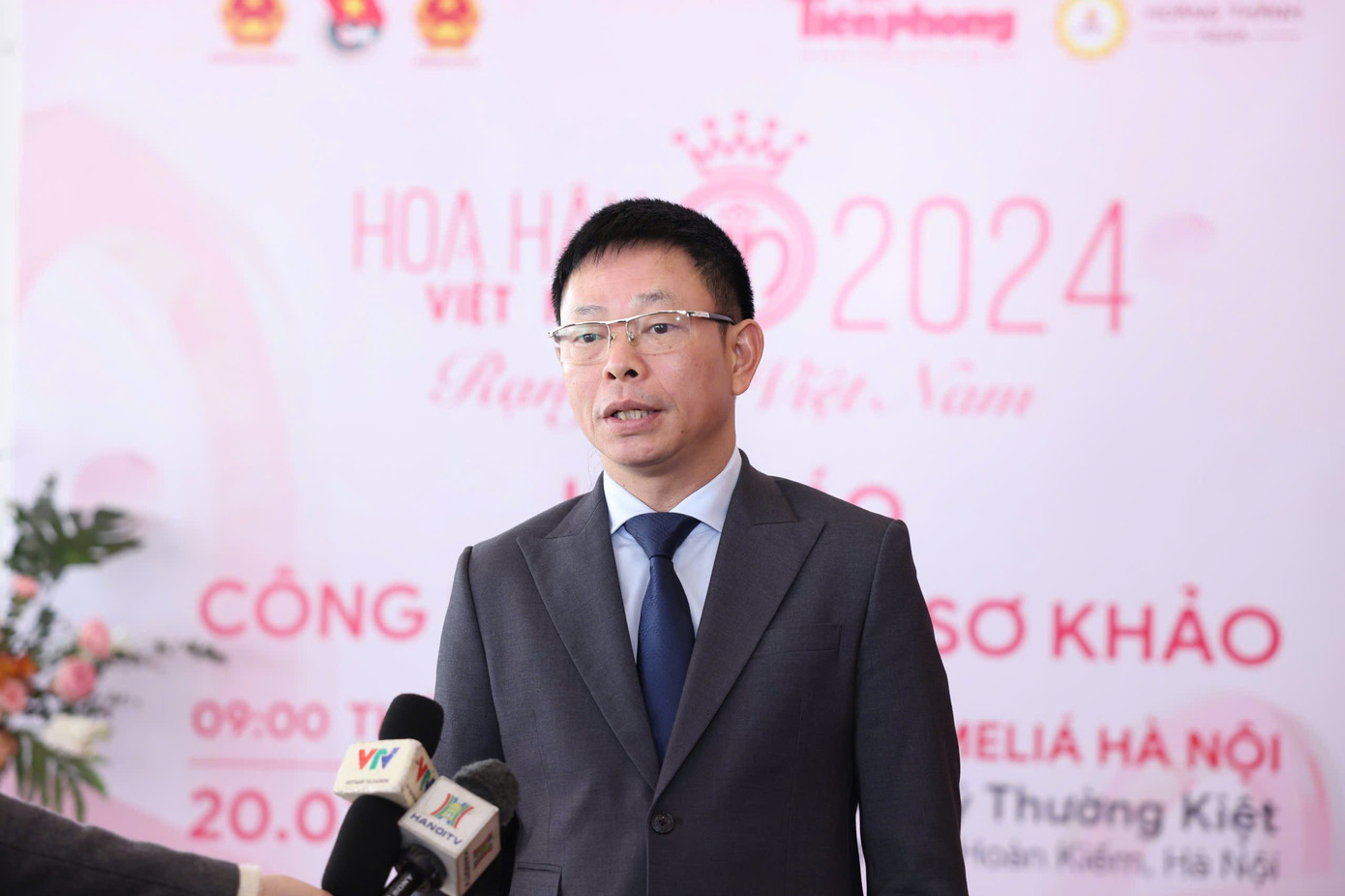 Nhà báo Phùng Công Sưởng - Tổng Biên tập báo Tiền Phong, Trưởng Ban Tổ chức cuộc thi Hoa hậu Việt Nam năm 2024. Nhà báo Phùng Công Sưởng - Tổng Biên tập báo Tiền Phong, Trưởng Ban Tổ chức cuộc thi Hoa hậu Việt Nam năm 2024.