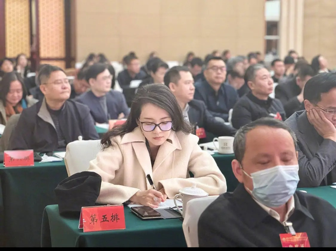 Chương Tử Di gây sốt với ảnh mặt mộc tại cuộc họp của Liên đoàn Văn học Nghệ thuật Trung Quốc. Ảnh: Tiểu Hồng Thư. Chương Tử Di gây sốt với ảnh mặt mộc tại cuộc họp của Liên đoàn Văn học Nghệ thuật Trung Quốc. Ảnh: Tiểu Hồng Thư.