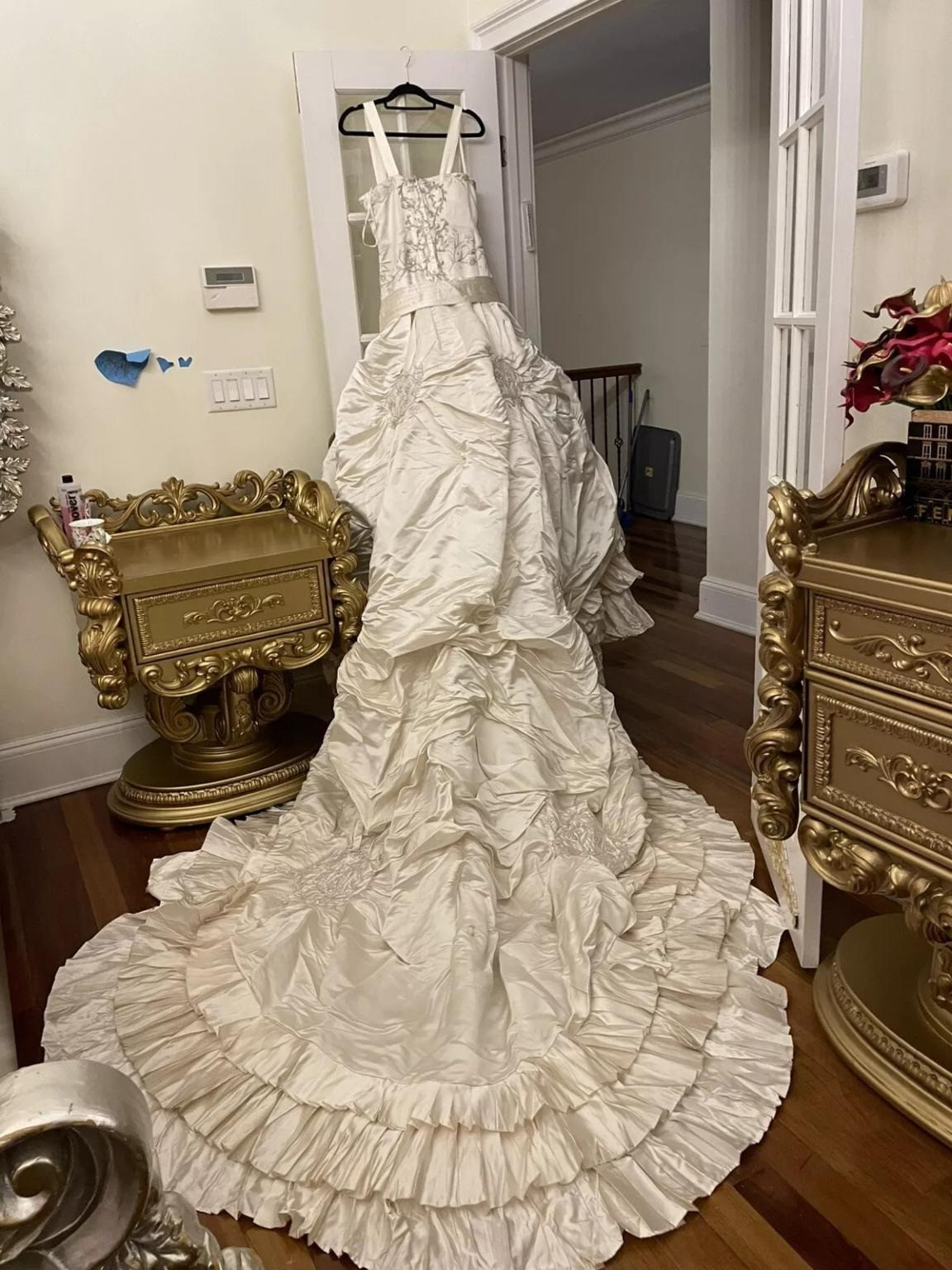 Theo người bán, chiếc váy cưới được rao bán có một số thay đổi so với phiên bản gốc. Ảnh: Vogue/eBay. Theo người bán, chiếc váy cưới được rao bán có một số thay đổi so với phiên bản gốc. Ảnh: Vogue/eBay.