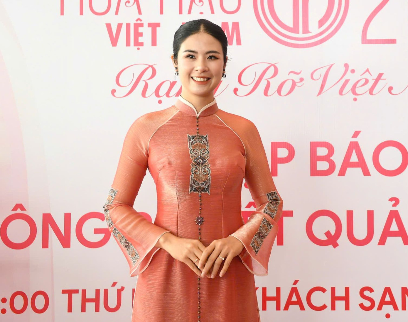 Hoa hậu Việt Nam 2010 Đặng Thị Ngọc Hân nền nã với tà áo dài truyền thống. Ảnh: Dương Triều. Hoa hậu Việt Nam 2010 Đặng Thị Ngọc Hân nền nã với tà áo dài truyền thống. Ảnh: Dương Triều.