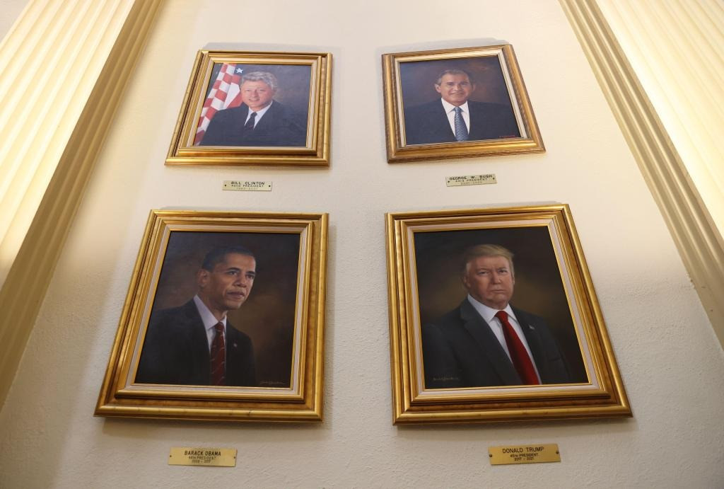 Ông Trump tức giận vì cùng một tác giả vẽ nhưng tranh của ông Obama đẹp, còn tranh về ông lại không thể nhận ra. Ảnh: Alamy Stock. Ông Trump tức giận vì cùng một tác giả vẽ nhưng tranh của ông Obama đẹp, còn tranh về ông lại không thể nhận ra. Ảnh: Alamy Stock.