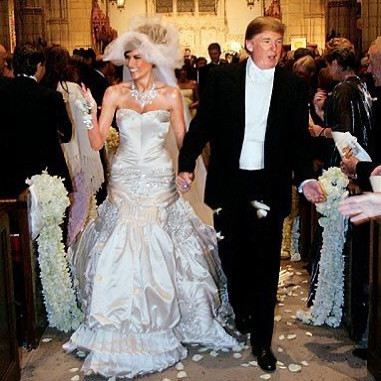 Ông Trump đăng lại ảnh chụp trong hôn lễ năm 2005 nhân kỷ niệm 20 năm ngày cưới. Ảnh: IG/AP. Ông Trump đăng lại ảnh chụp trong hôn lễ năm 2005 nhân kỷ niệm 20 năm ngày cưới. Ảnh: IG/AP.