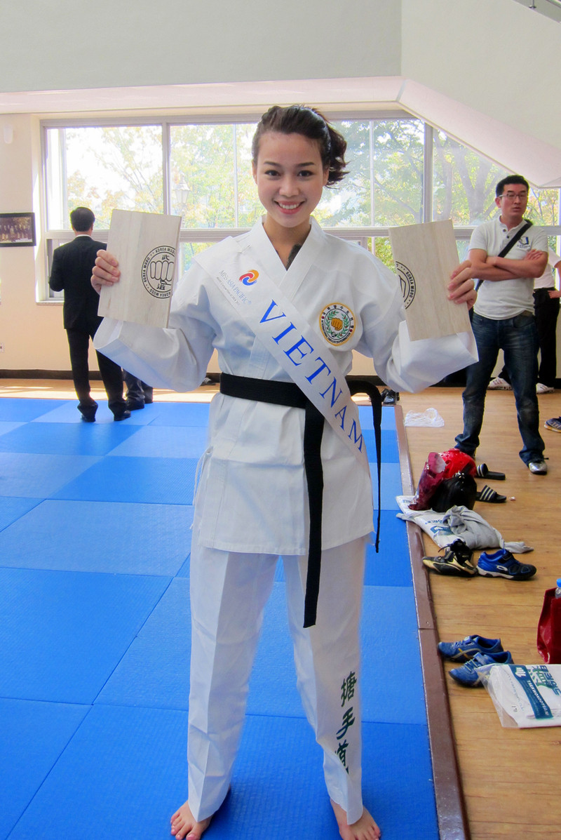 Chân của Trương Tùng Lan phải dán eugo cho đỡ đau tấy