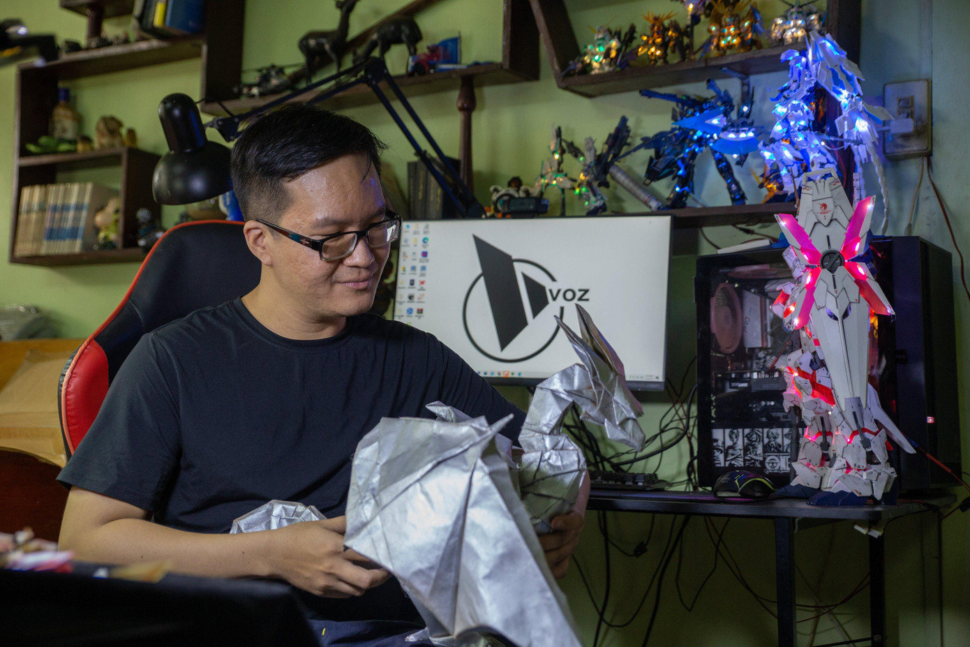 Anh Liên Quốc Đạt cùng tác phẩm của mình. Anh Liên Quốc Đạt cùng tác phẩm của mình.