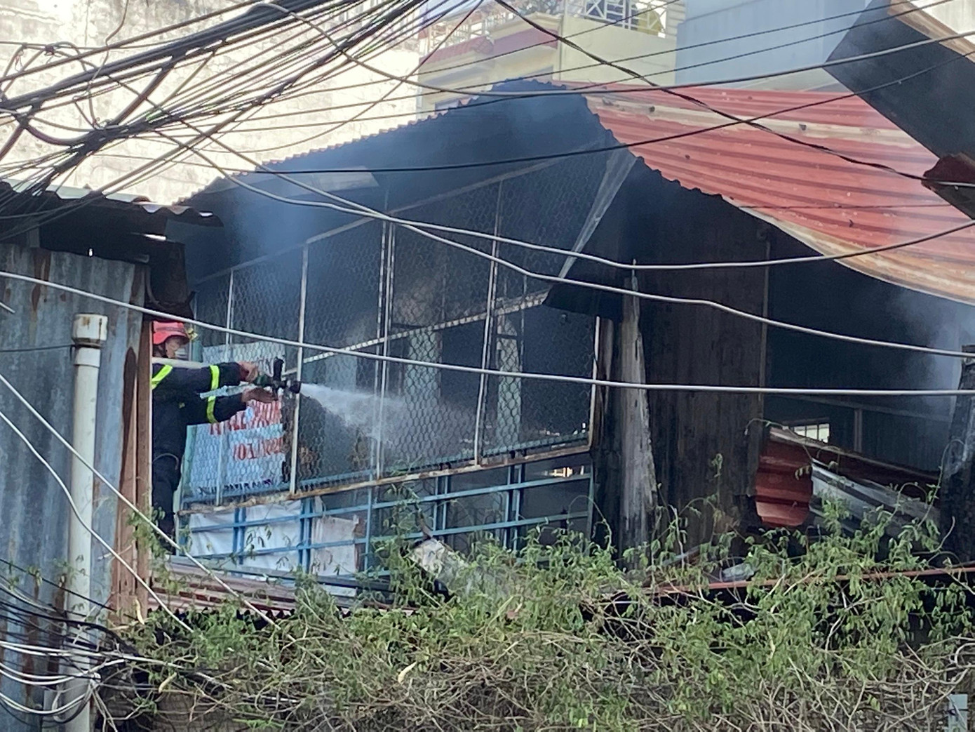 Đồng thời chia nhiều hướng phun xịt nước để dập lửa và chống cháy lan qua các nhà lân cận.