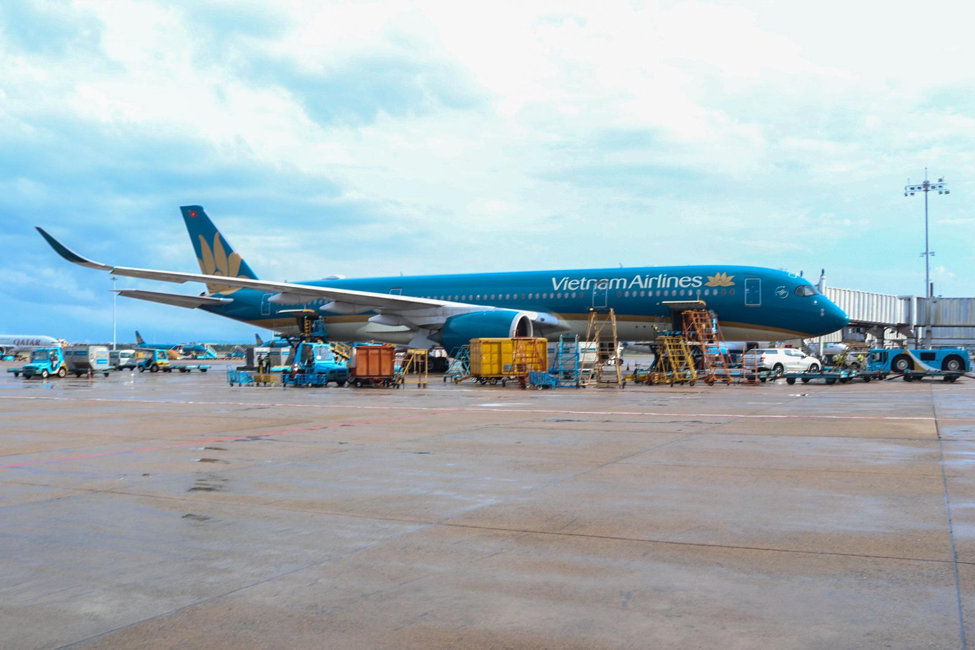 Cảng đã triển khai 80 vị trí đỗ tàu bay khai thác thương mại, 2 vị trí phục vụ công tác khẩn nguy.