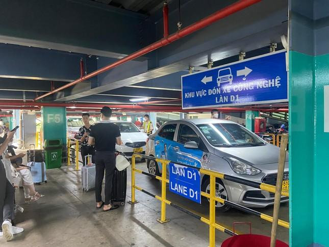 Khu vực hành khách có thể đón xe công nghệ được phân làn rõ ràng