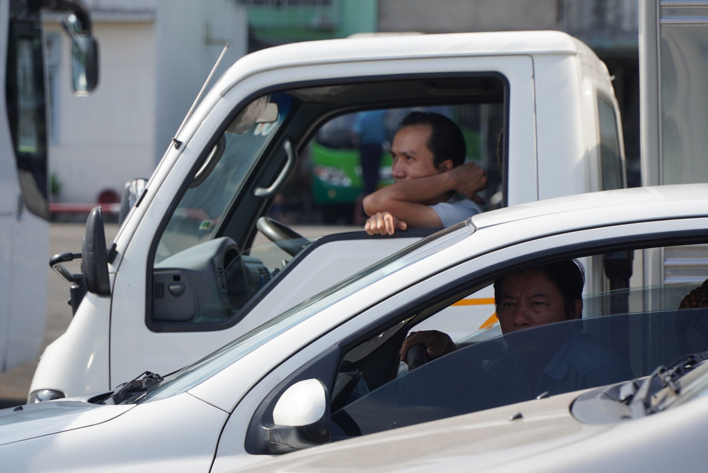 Ùn ứ tại các trung tâm đăng kiểm khiến nhiều tài xế phải chờ đợi suốt nhiều giờ.