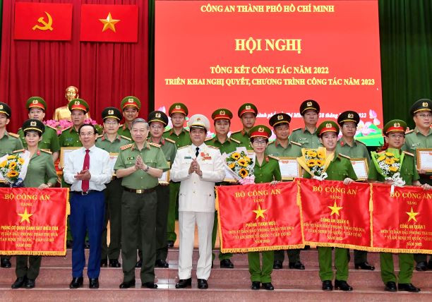 Bộ trưởng Bộ Công an Tô Lâm và Bí thư Thành ủy TPHCM Nguyễn Văn Nên tuyên dương các cá nhân và tập thể có thành tích xuất sắc của Công an TPHCM. Ảnh: VIỆT DŨNG/SGGP