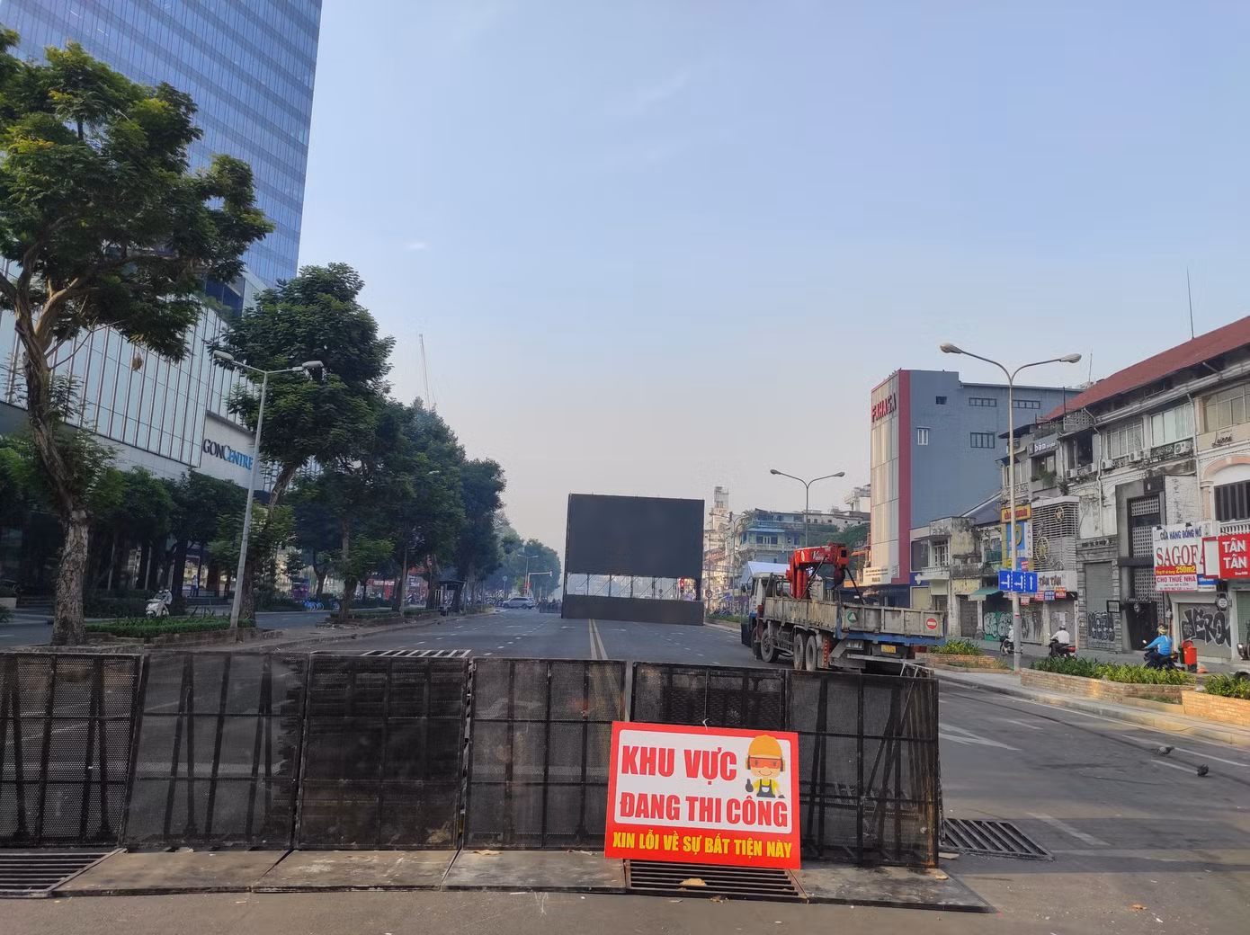 Khu vực đường Lê Lợi (quận 1) đang được thi công, tổ chức chương trình phục vụ người hâm mộ bóng đá xem AFF Cup 2022.