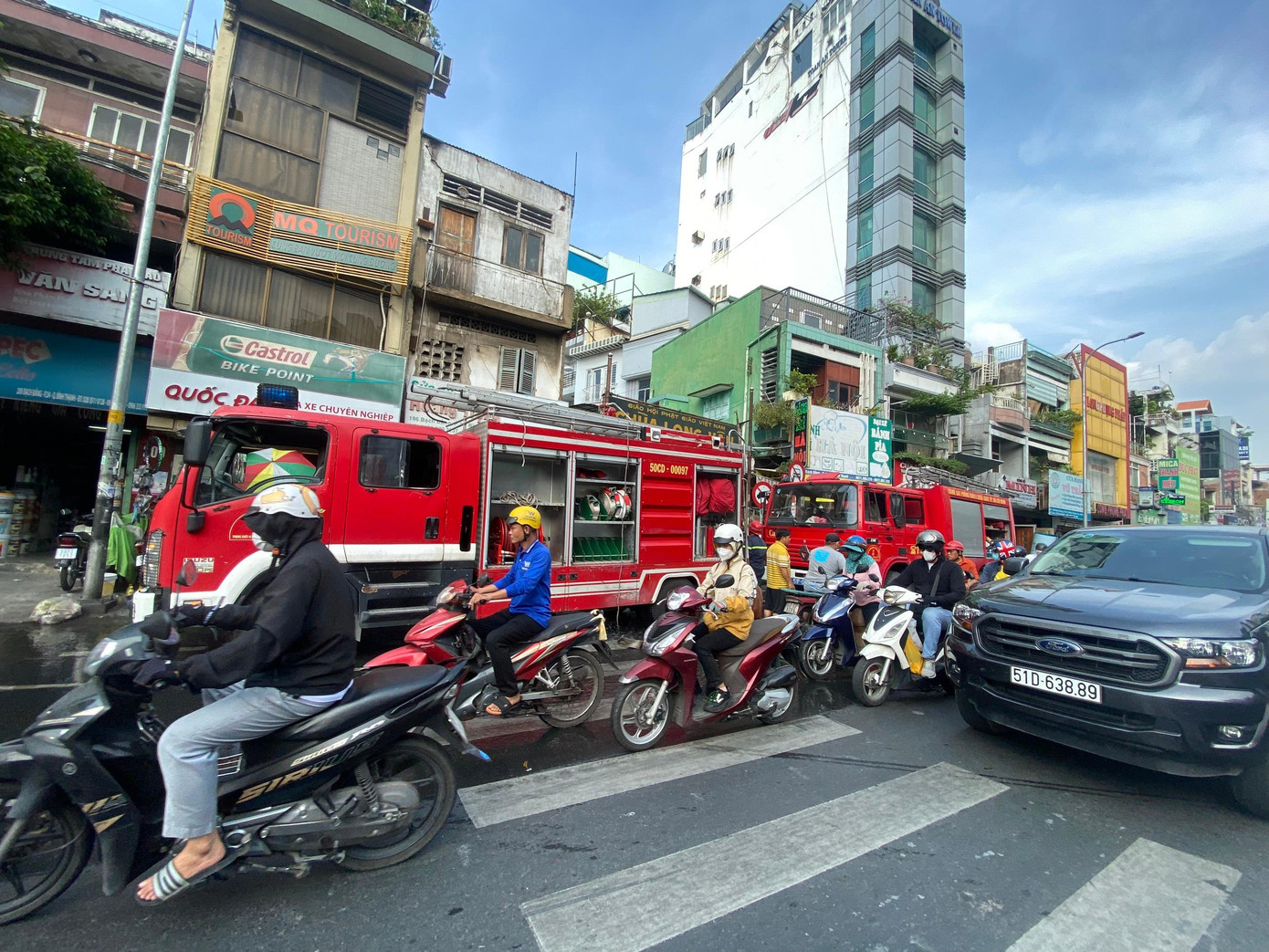 Xe chữa cháy được huy động đến hiện trường.