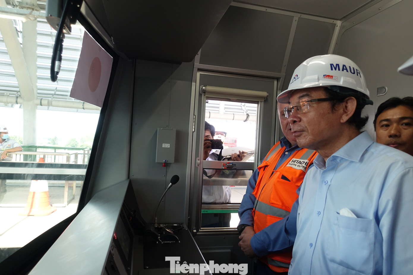 Bí thư Thành ủy TPHCM Nguyễn Văn Nên tham quan khu vực cabin lái tàu.