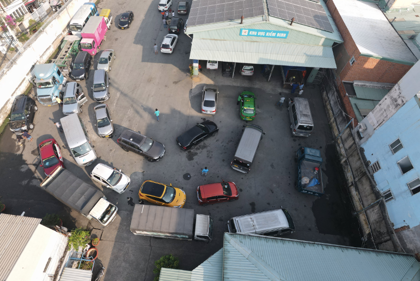 Dòng phương tiện xếp hàng chờ kiểm định tại trung tâm đăng kiểm 50-03S tại (TP Thủ Đức). Dòng phương tiện xếp hàng chờ kiểm định tại trung tâm đăng kiểm 50-03S tại (TP Thủ Đức).