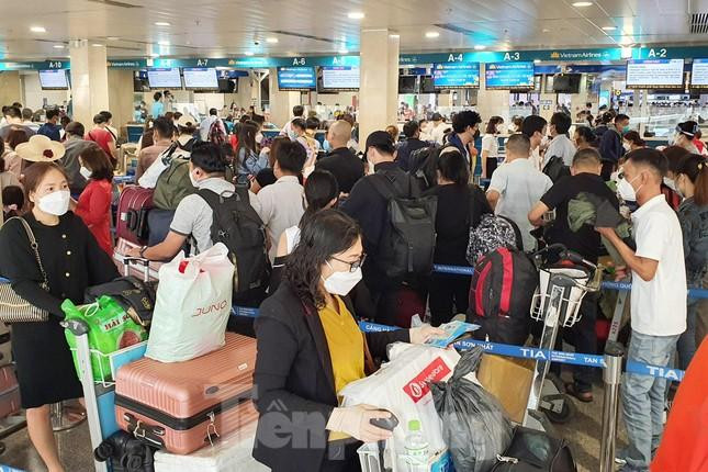 Hành khách đi lại tại sân bay Tân Sơn Nhất dịp Tết 2022. Ảnh: Ngô Bình Hành khách đi lại tại sân bay Tân Sơn Nhất dịp Tết 2022. Ảnh: Ngô Bình