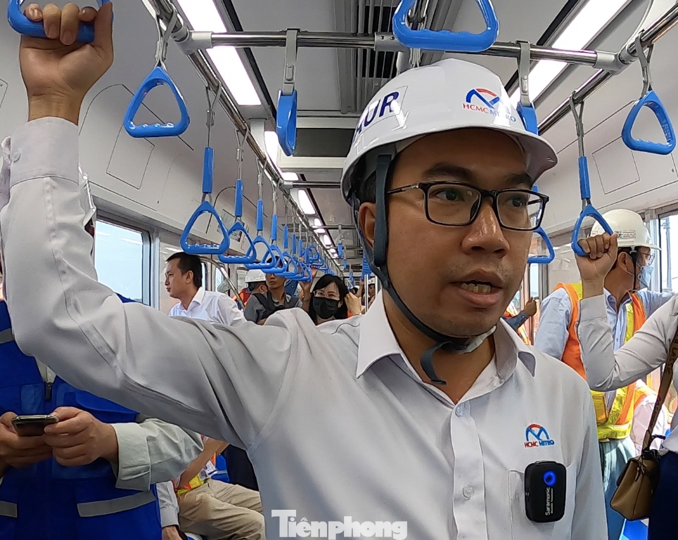 “Trong lần đi thử nghiệm này, tôi cảm giác rất thoải mái, tàu chạy rất êm. Trong tương lai khi tàu chính thức hoạt động, tôi tin rằng đây là phương tiện sẽ giúp giải quyết vấn đề đi lại, góp phần giúp việc di chuyển của người dân được nhanh chóng, tiện lợi hơn”- ông Hoàng Mai Tùng, Phó Giám đốc BQL Dự án 1 - tuyến đường sắt đô thị metro số 1 TPHCM chia sẻ.