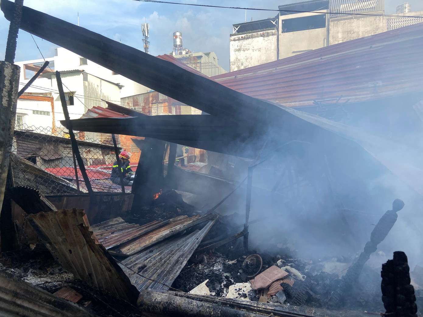 Một phần khu trọ và nhiều tài sản bị hư hỏng sau vụ cháy.