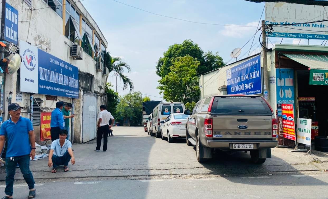 Lối vào Trung tâm đăng kiểm 50-03V. Lối vào Trung tâm đăng kiểm 50-03V.