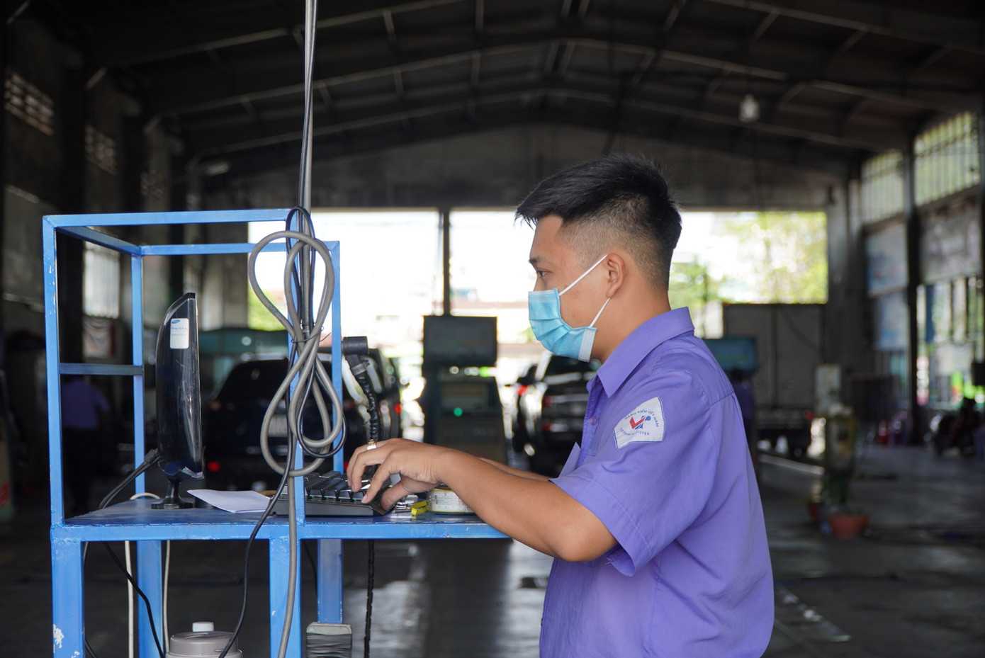 Nhân viên các trung tâm đăng kiểm phải làm việc với cường độ liên tục.