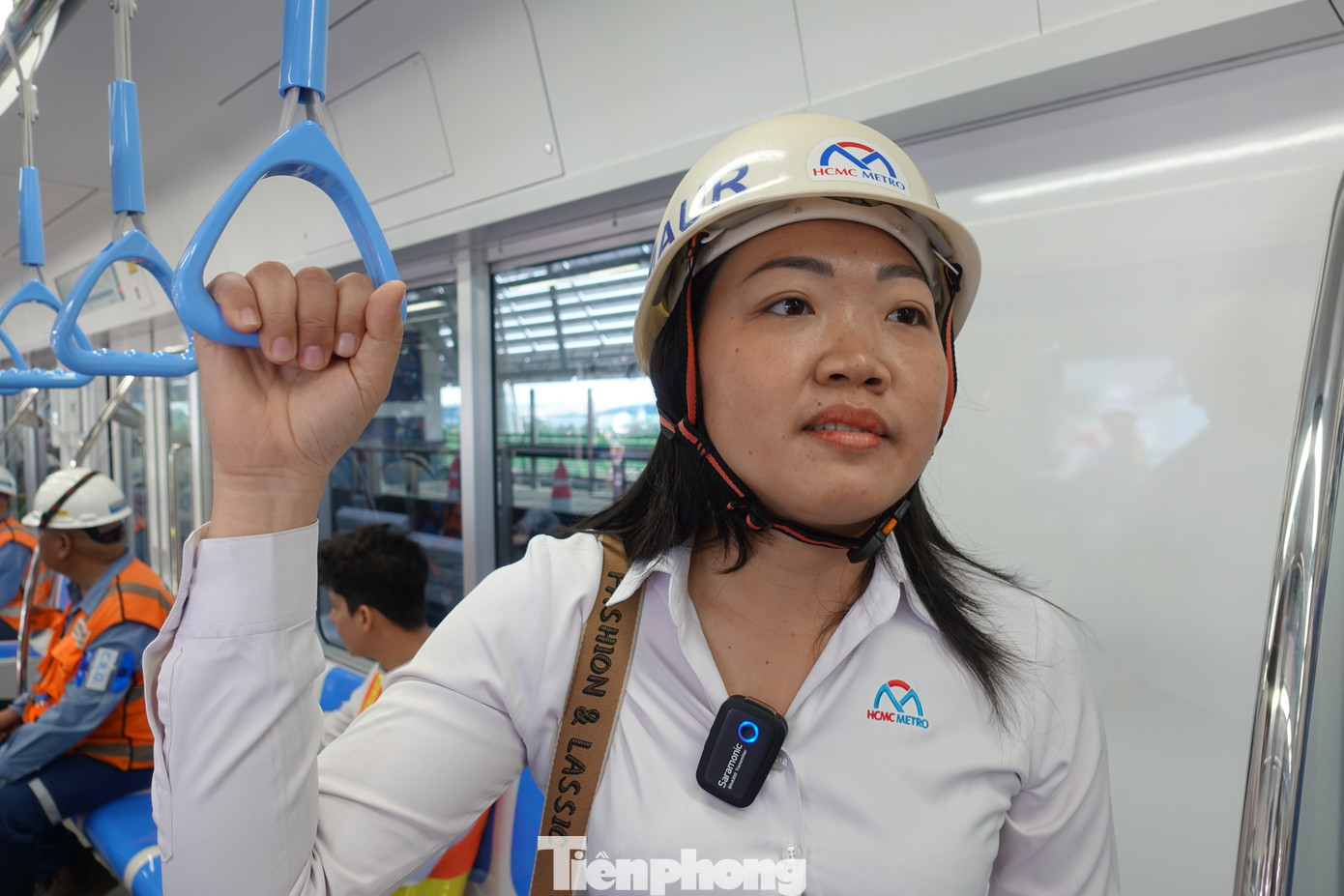 Bà Đỗ Thị Lê Hương, Quyền Trưởng phòng Kế hoạch hợp đồng – Ban Quản lý đường sắt đô thị TPHCM cho biết: “Bình thường tôi hay di chuyển bằng xe máy. Hôm nay, tôi được trải nghiệm tàu metro số 1. Đi tàu không có khói bụi, mát mẻ và dễ chịu. Tôi từng trải nghiệm metro ở Singapore. Hôm nay được trải nghiệm metro TPHCM. Tôi cảm thấy công nghệ tàu metro số 1 TPHCM rất hiện đại và tương xứng với các nước”.