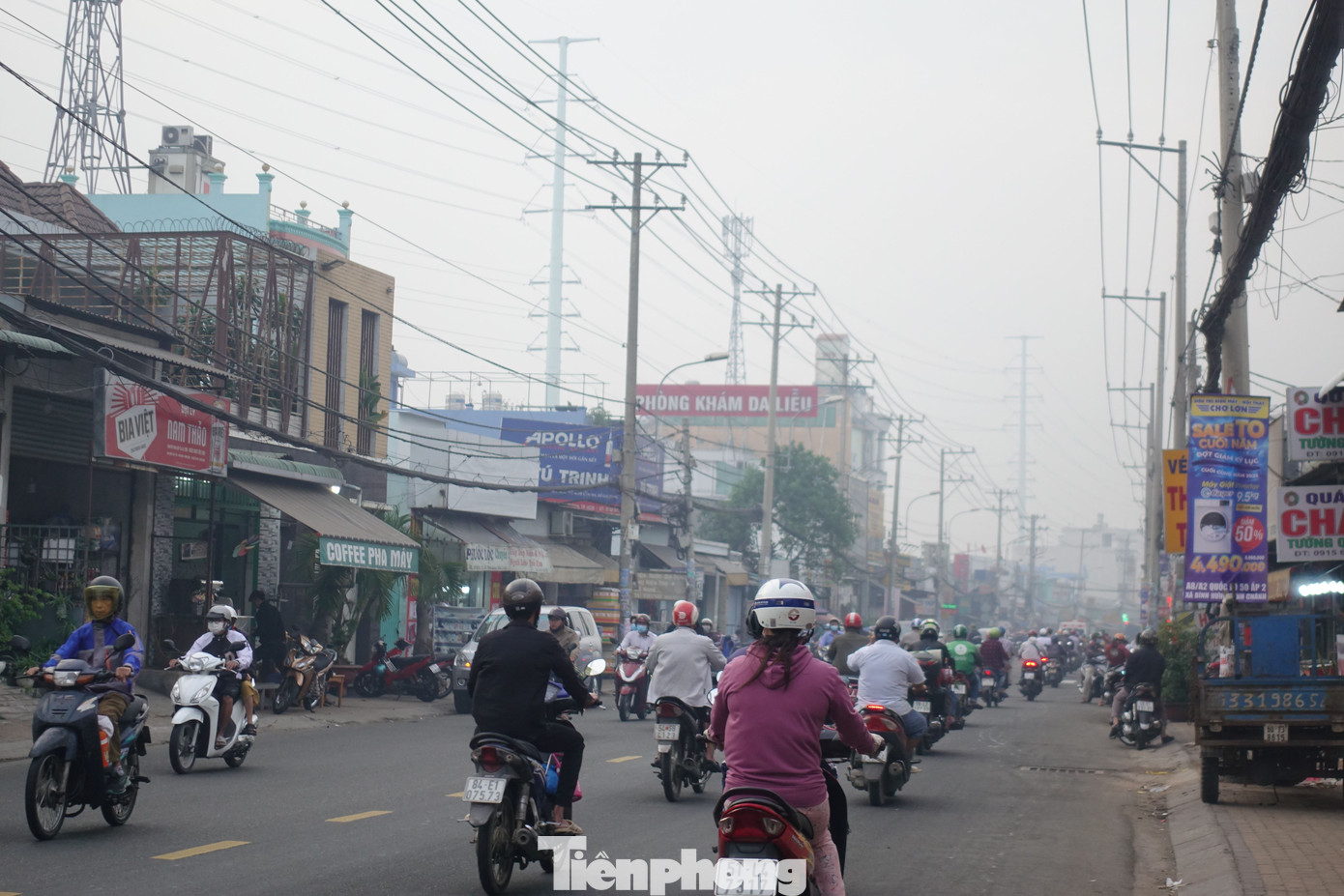 Bên cạnh đó, không khí ẩm gặp nhiệt độ không khí tầng bề mặt khá thấp, trời nắng ít dẫn tới nhiệt độ và nhiệt độ điểm sương gần bằng nhau, không khí gần đạt tới trạng thái bão hòa, ngưng kết xảy ra…. gây ra hiện tượng sương mù. Ảnh chụp trên Quốc lộ 50, địa phận huyện Bình Chánh.