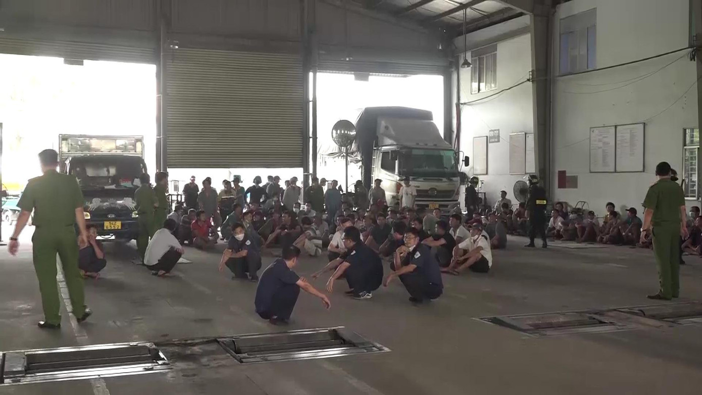 Công an TPHCM thực hiện khám xét khẩn cấp ở 9 trung tâm đăng kiểm có sai phạm. Công an TPHCM thực hiện khám xét khẩn cấp ở 9 trung tâm đăng kiểm có sai phạm.