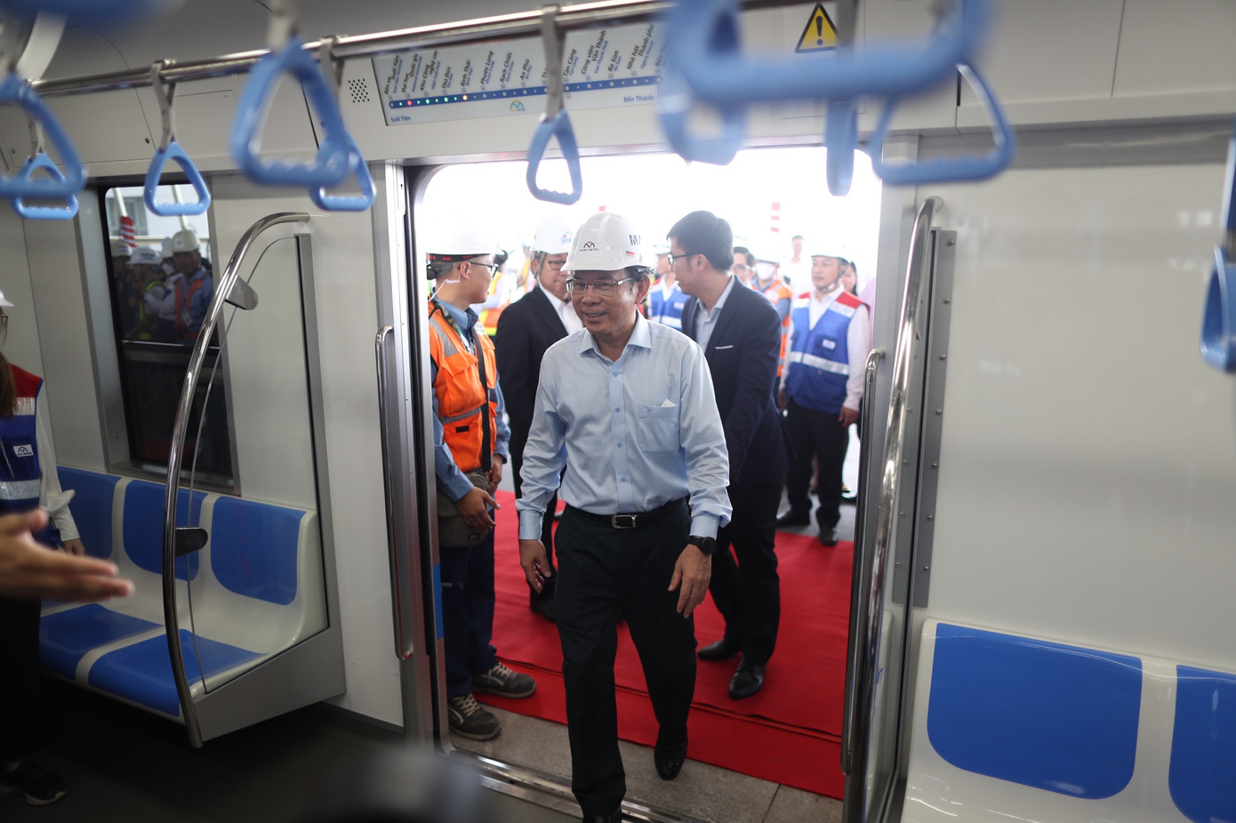 Bí thư Thành ủy TPHCM Nguyễn Văn Nên tham gia trải nghiệm trên chuyến tàu metro số 1.