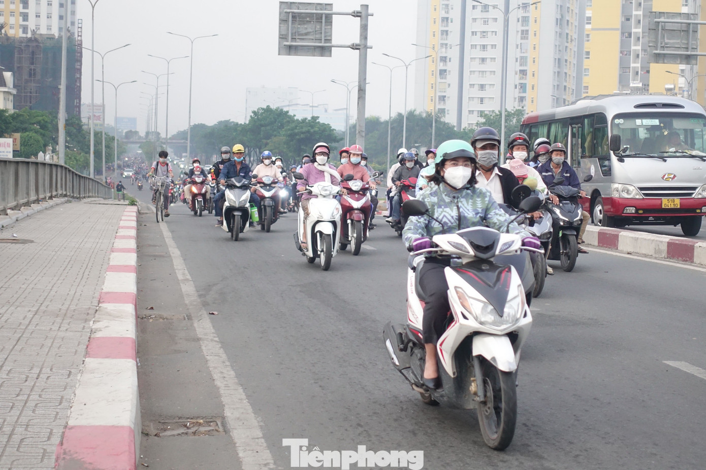 Chuyên gia thời tiết Lê Thị Xuân Lan - nguyên Phó phòng Dự báo, Đài khí tượng thuỷ văn khu vực Nam Bộ cho biết, TPHCM và các tỉnh, thành Nam Bộ đang đón đợt không khí lạnh nên nhiệt độ thường xuyên xuống thấp vào sáng sớm. (Ảnh ghi nhận tại đường Võ Văn Kiệt, quận 8)